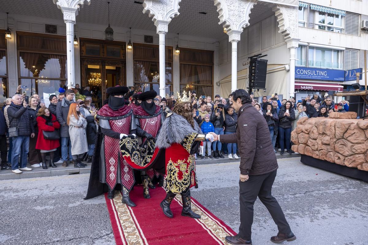 El alcalde Eduardo Dolón saluda a sus Majestades