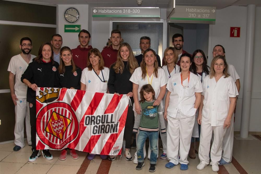 Una representació del Girona FC visita la mainada del Trueta