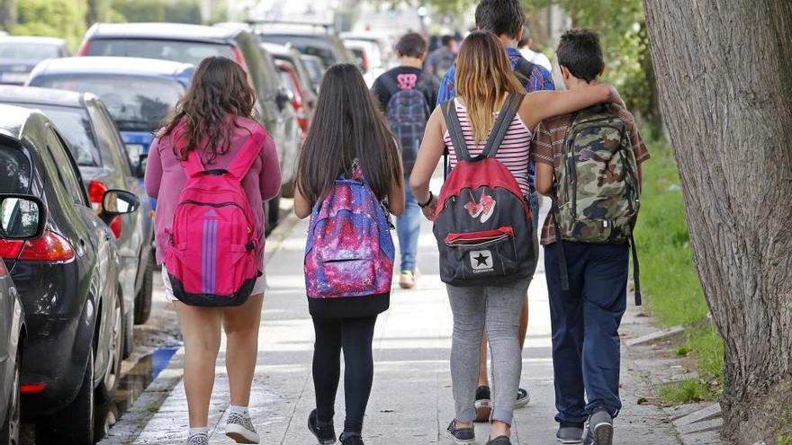 Niñas y niños a la salida de un colegio. // Marta G. Brea