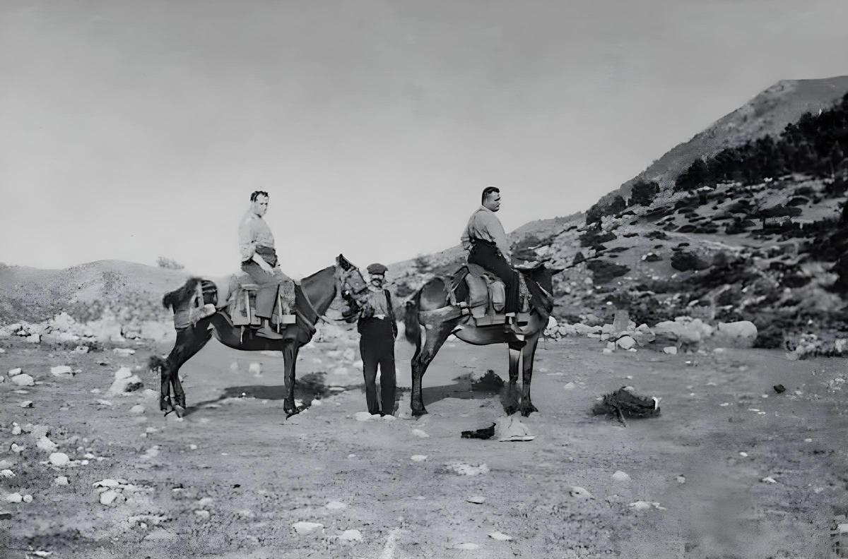 Joan Tomàs i Joan Amades, sobre els matxos, i el traginer Enric, camí de Costoja l’any 1928.