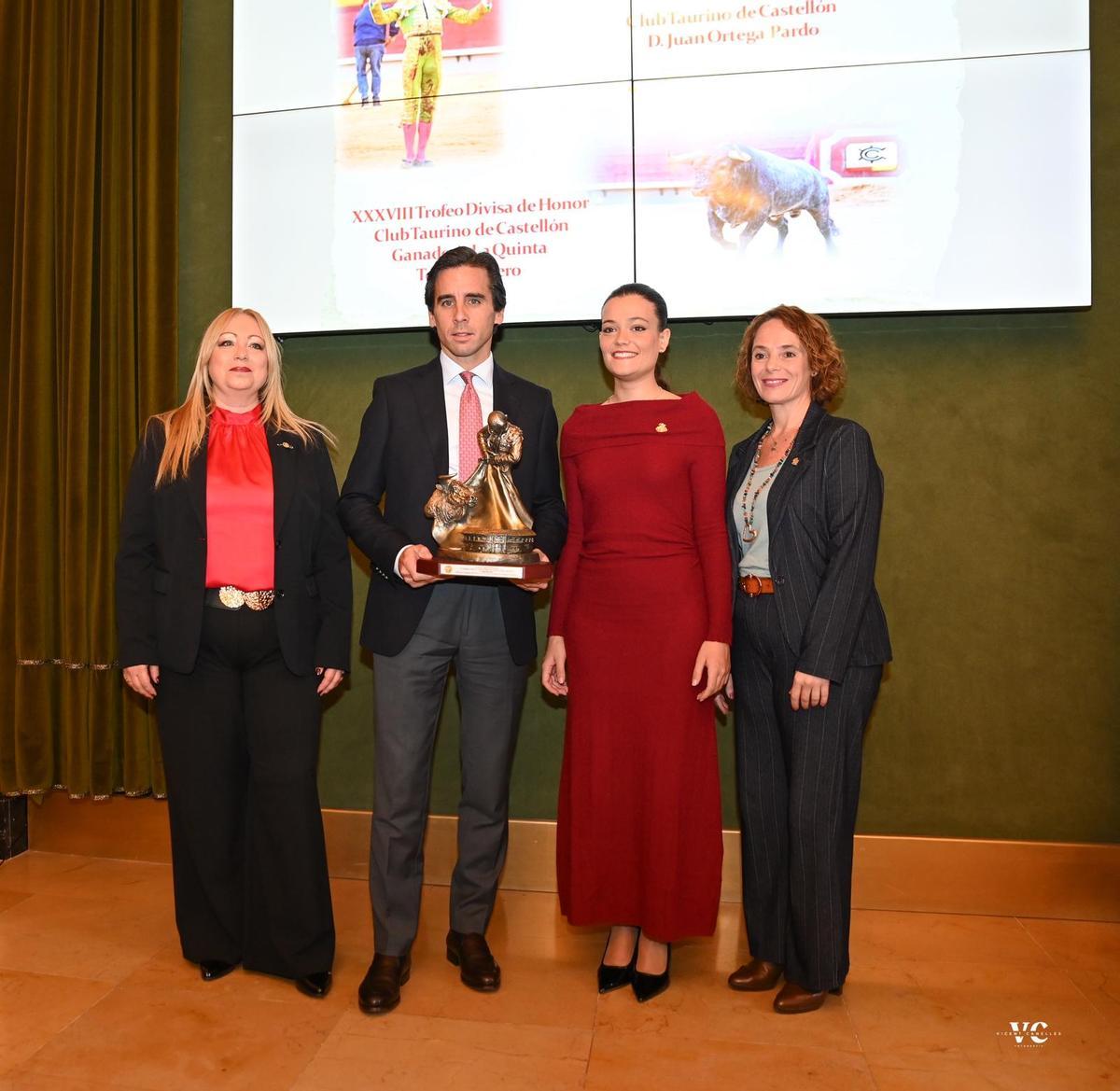 Juan Ortega en la entrega del premio.