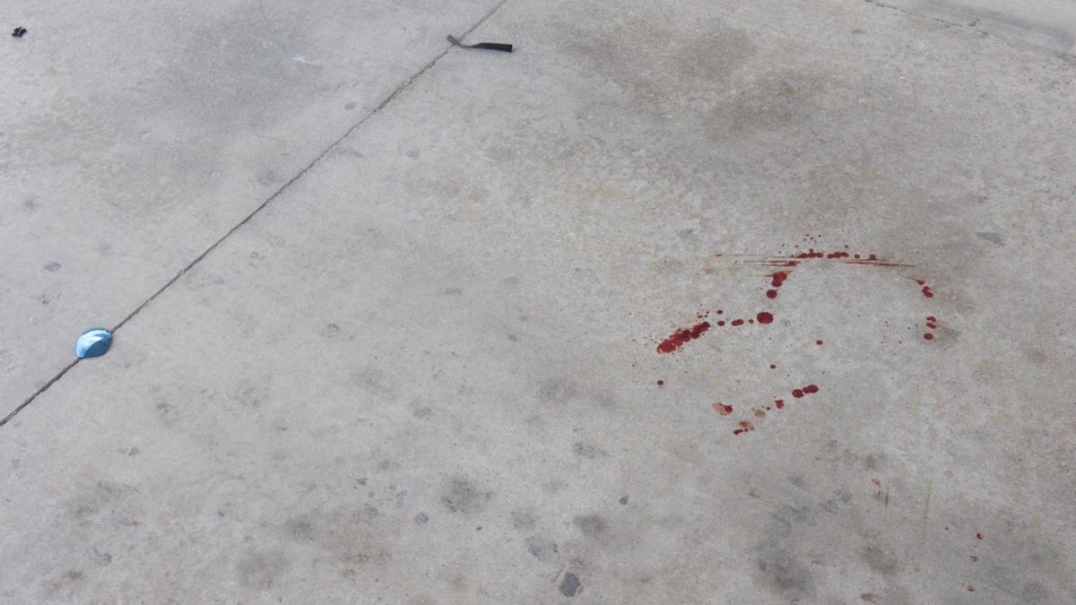 Sangre y restos de unas gafas rotas en el suelo tras la agresión