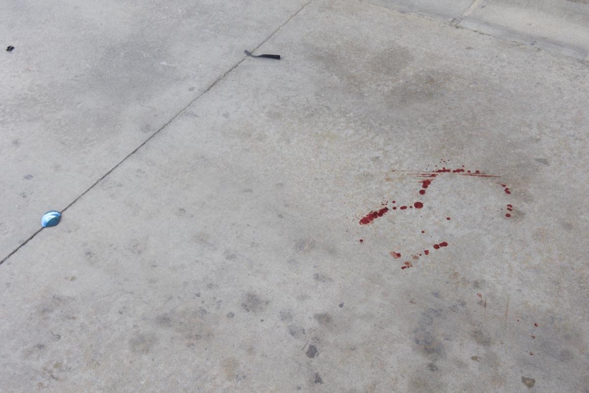 Sangre y restos de unas gafas rotas en el suelo tras la agresión