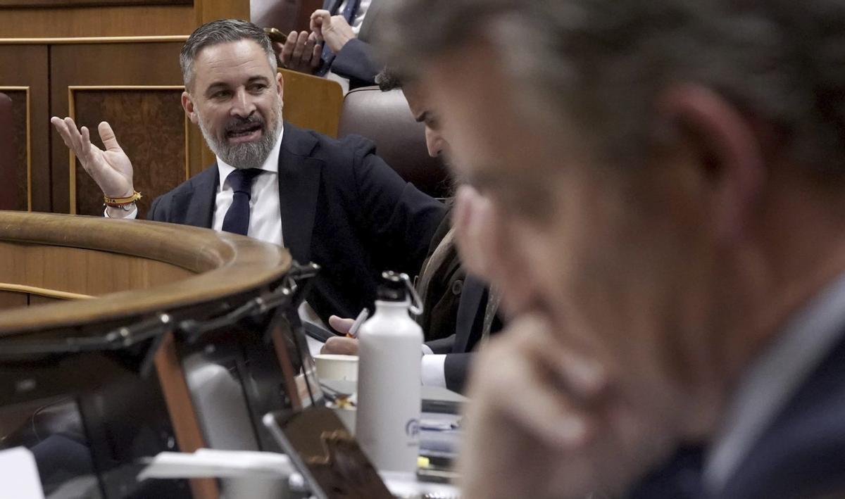 El PP i Vox refan aliances però entre Feijóo i Abascal s’eixampla la distància