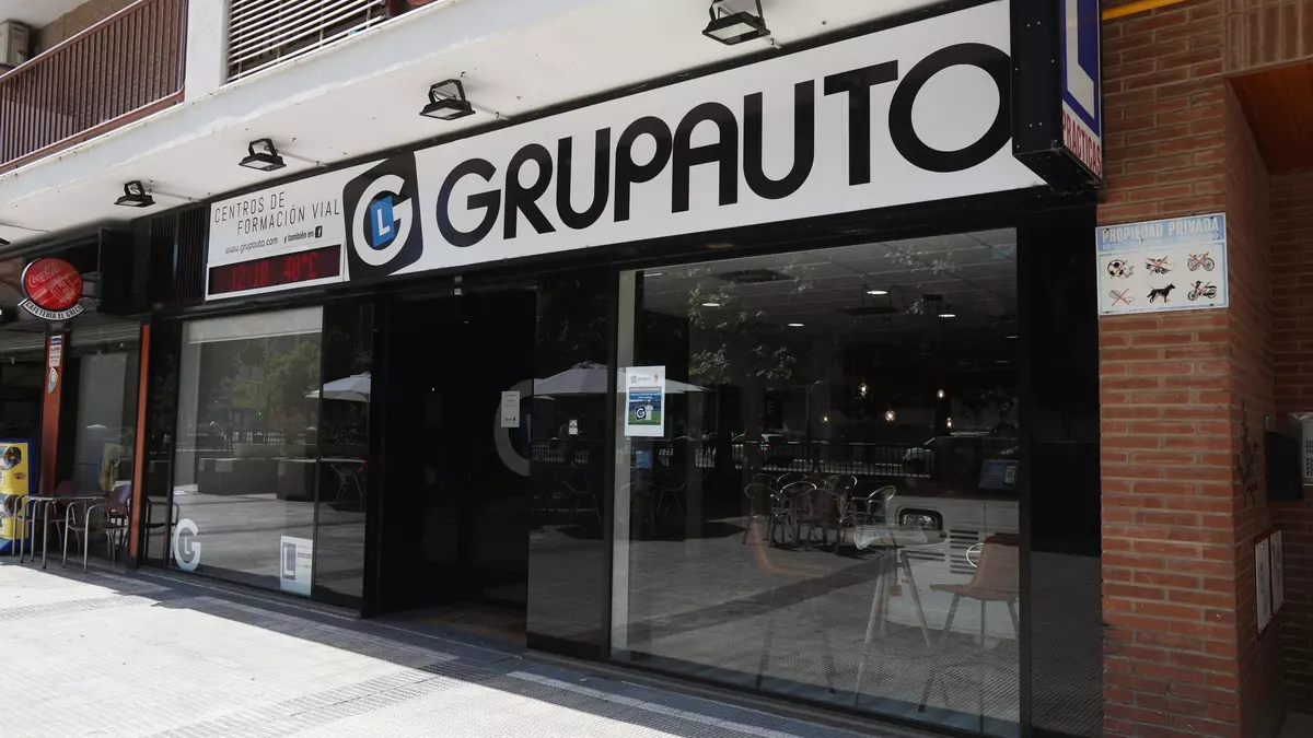 El SOS de las autoescuelas ante las demoras para examinar en Zaragoza: "Una cosa son 15 días y otra, no tocar el coche en 2 meses"