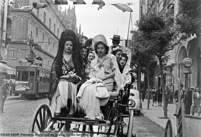 Mujeres de mantilla. 1940