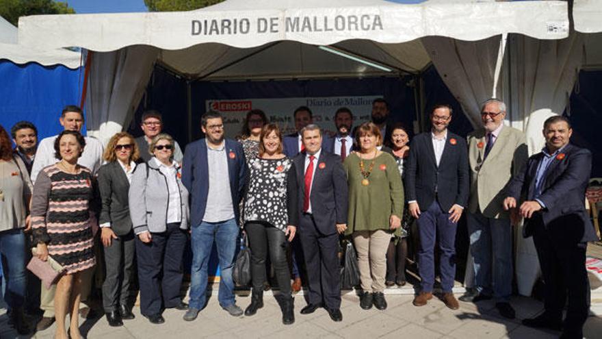 Las autoridades, en el estand de Diario de Mallorca. Los representantes políticos lucen las chapas distribuidas por el periódico.