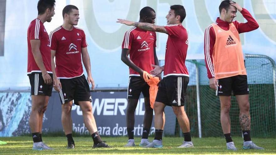 Mallo conversa con varios compañeros durante el entrenamiento de ayer. // Adrián Irago