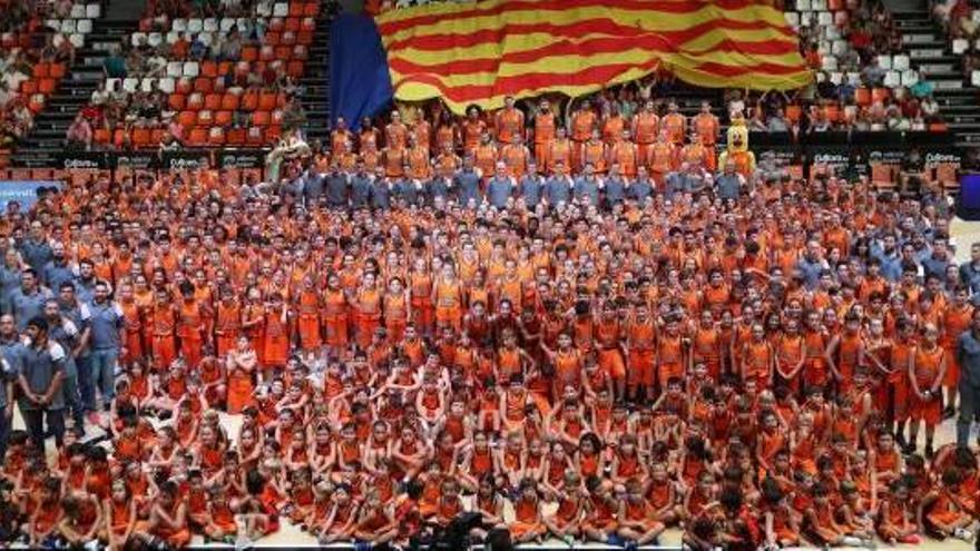 La gran familia del Valencia Basket posó ayer para los redactores gráficos.