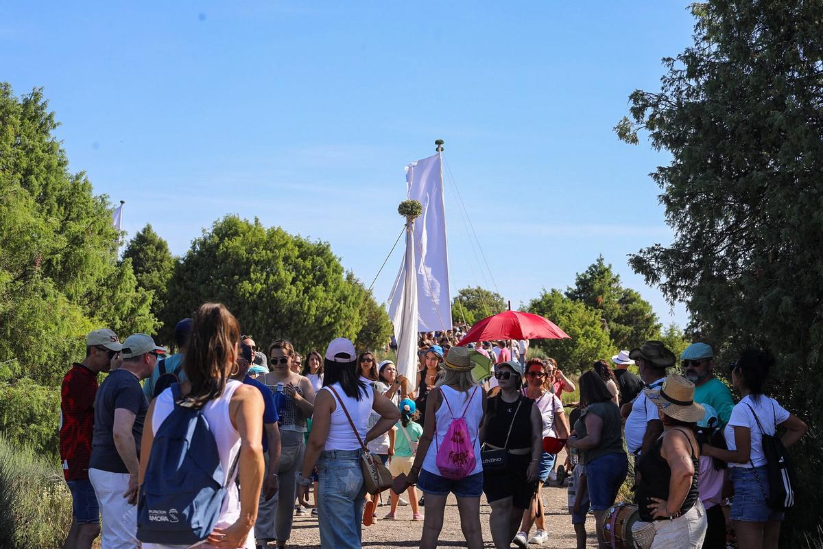 Los pendones de Fariza custodian a la Virgen del Castillo en la vuelta a su morada