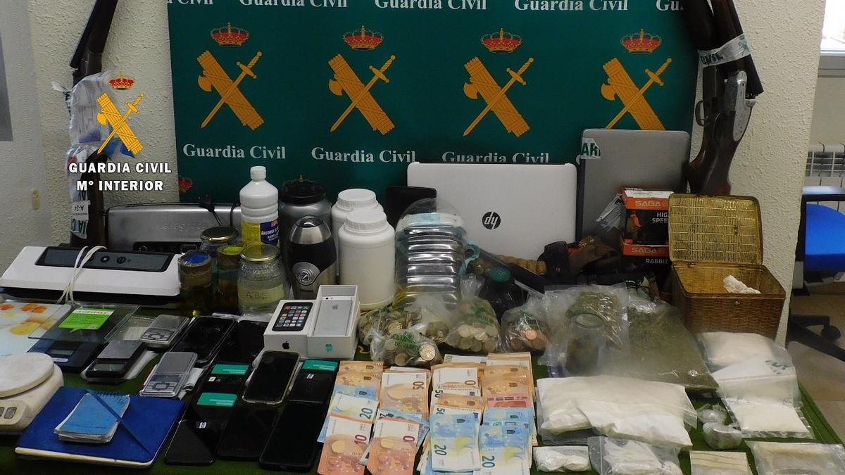 Material intervenido por la Guardia Civil en la operación DOCON.