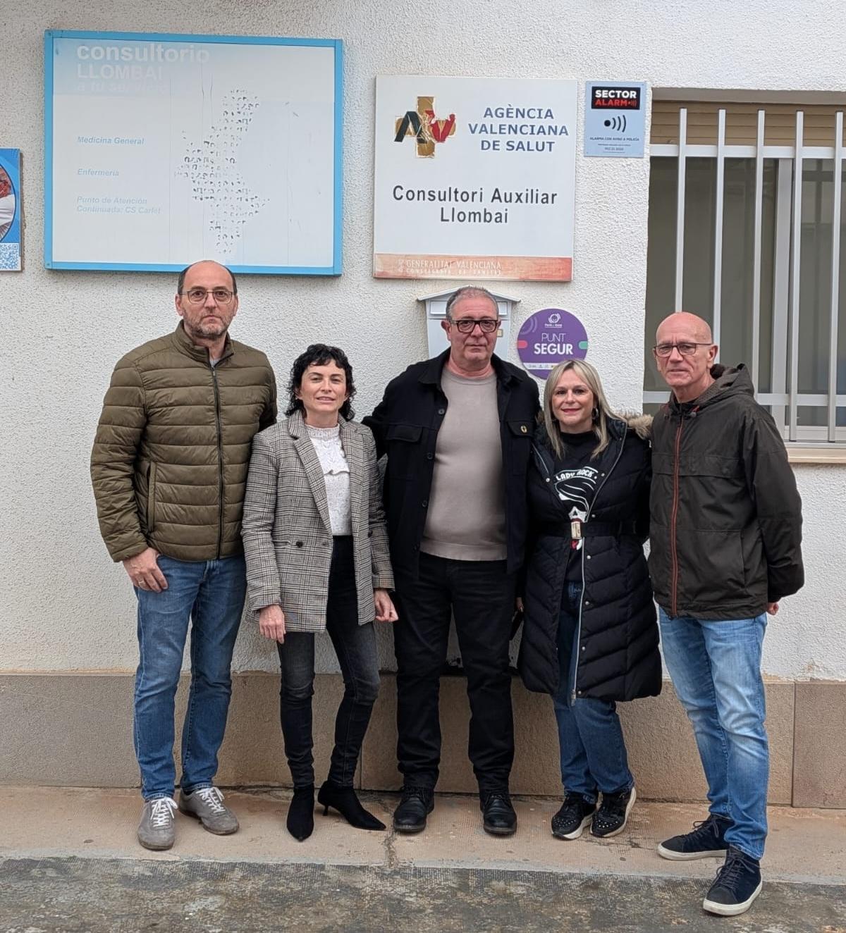 Representantes de la corporación municipal, frente al consultorio de Llombai.