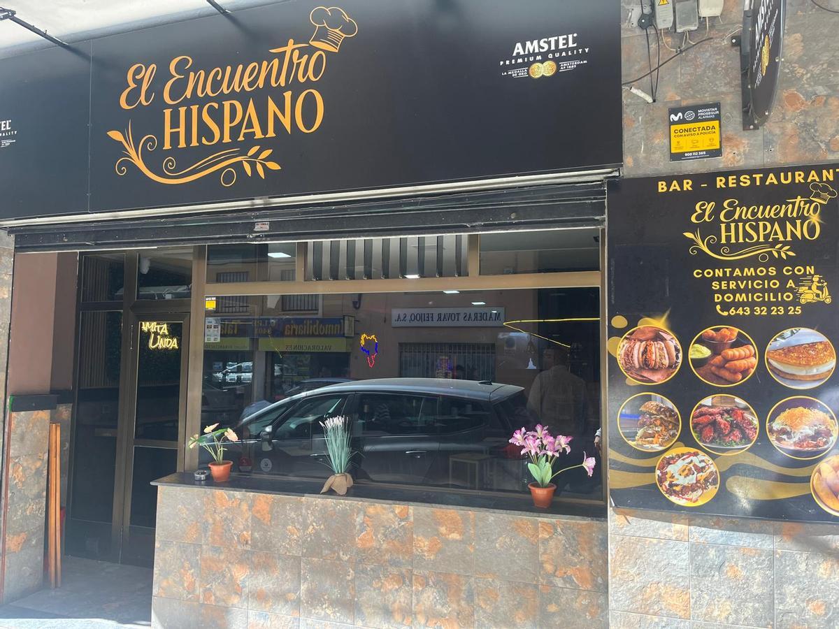 'El encuentro hispano', el bar que regenta Carlos Hernández en la calle Salamanca de Cáceres.