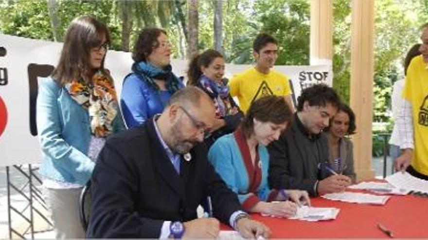 Los representantes de PSPV, EU y Compromís firmaron un manifiesto contra el &quot;fracking&quot;.