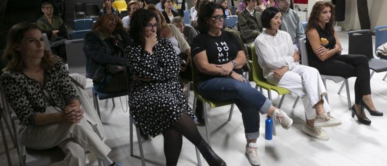 En primera fila, por la izquierda, Sara Andrés, Lucía Fernández Ron, Silvia Oviaño, Rosa Fernández y Nuria Bravo, ayer, en el palacio de Maqua de Avilés. | María Fuentes