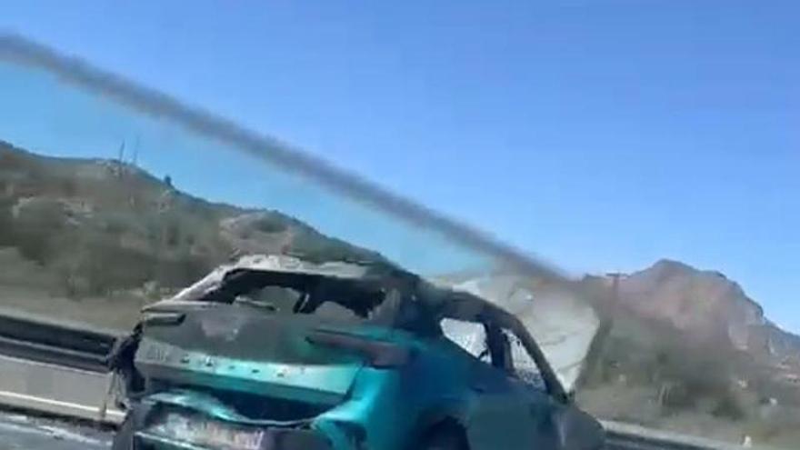 Así ha quedado el coche calcinado hoy en la A-31 en Petrer
