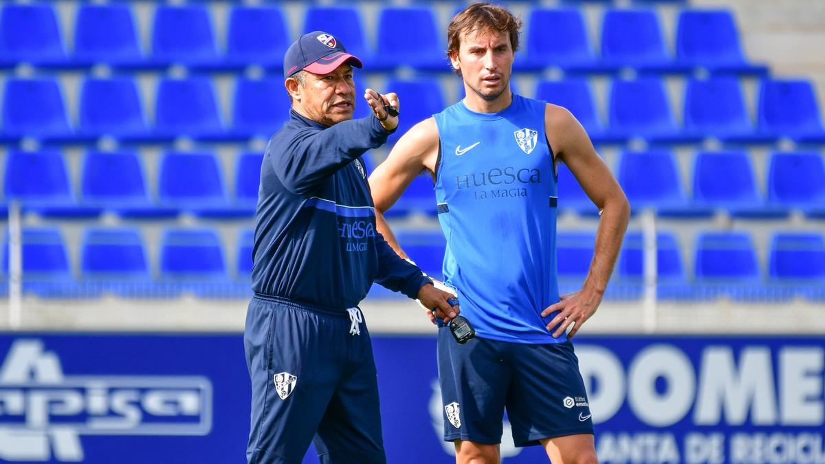 Ambriz da instrucciones a Mosquera, que puede ser una de las novedades en el once del Huesca en Lugo.