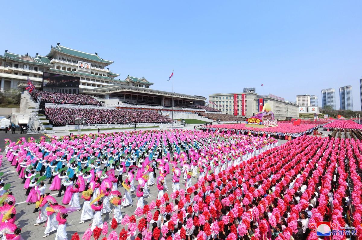 Kim Jong-un preside un desfile civil en un importante aniversario