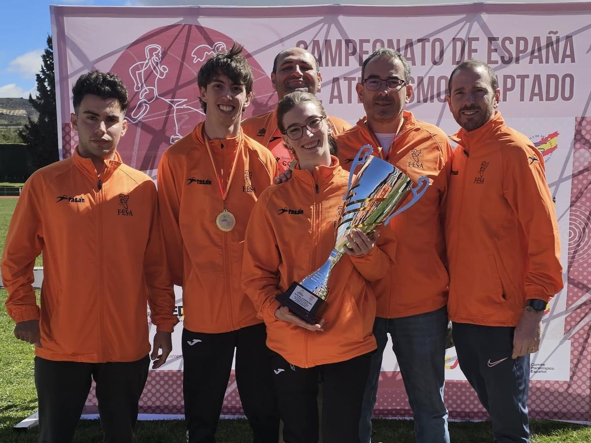 Judith levanta la copa de campeones junto a Josep, Martín, Jonàs y el resto del equipo valenciano.