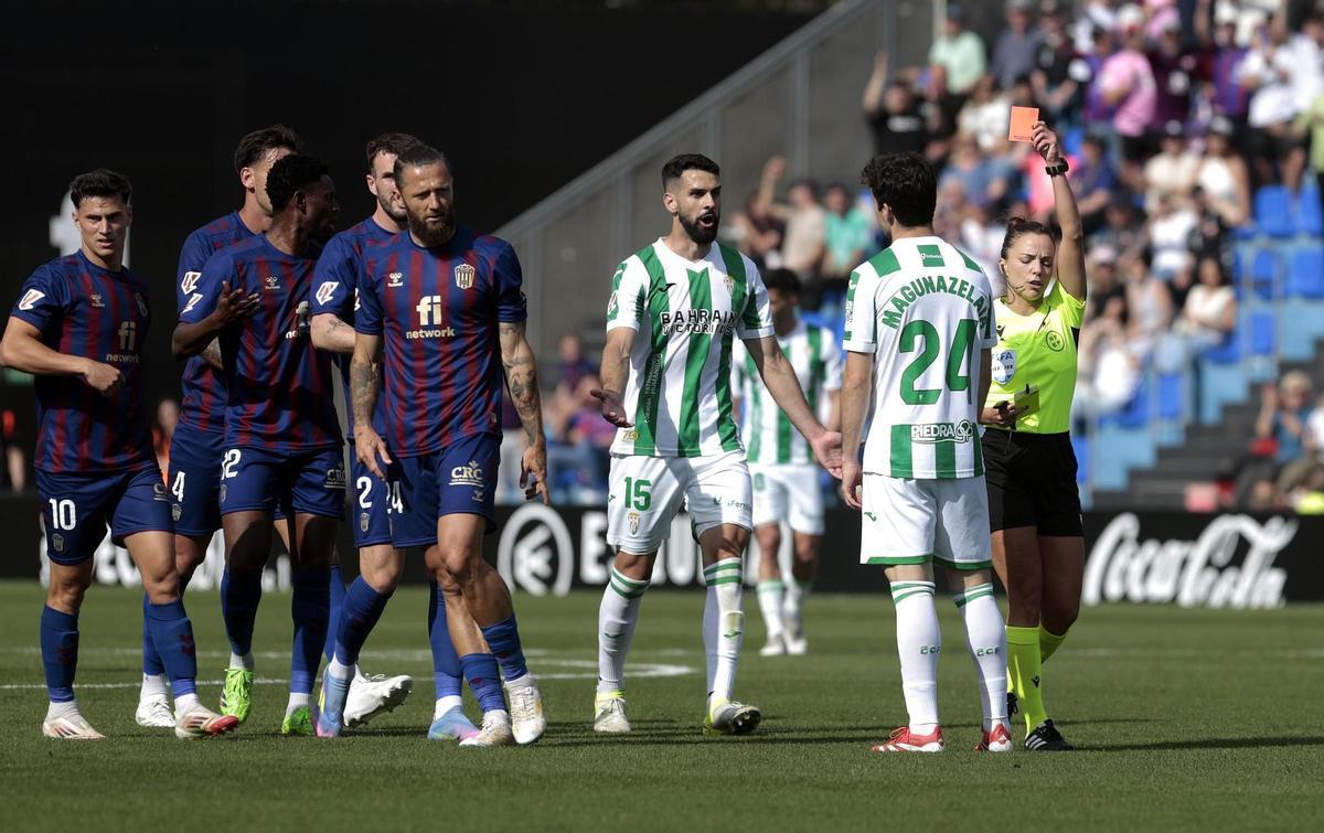 Magunazelaia, junto a Xavi Sintes en la acción de su expulsión ante el Eldense.
