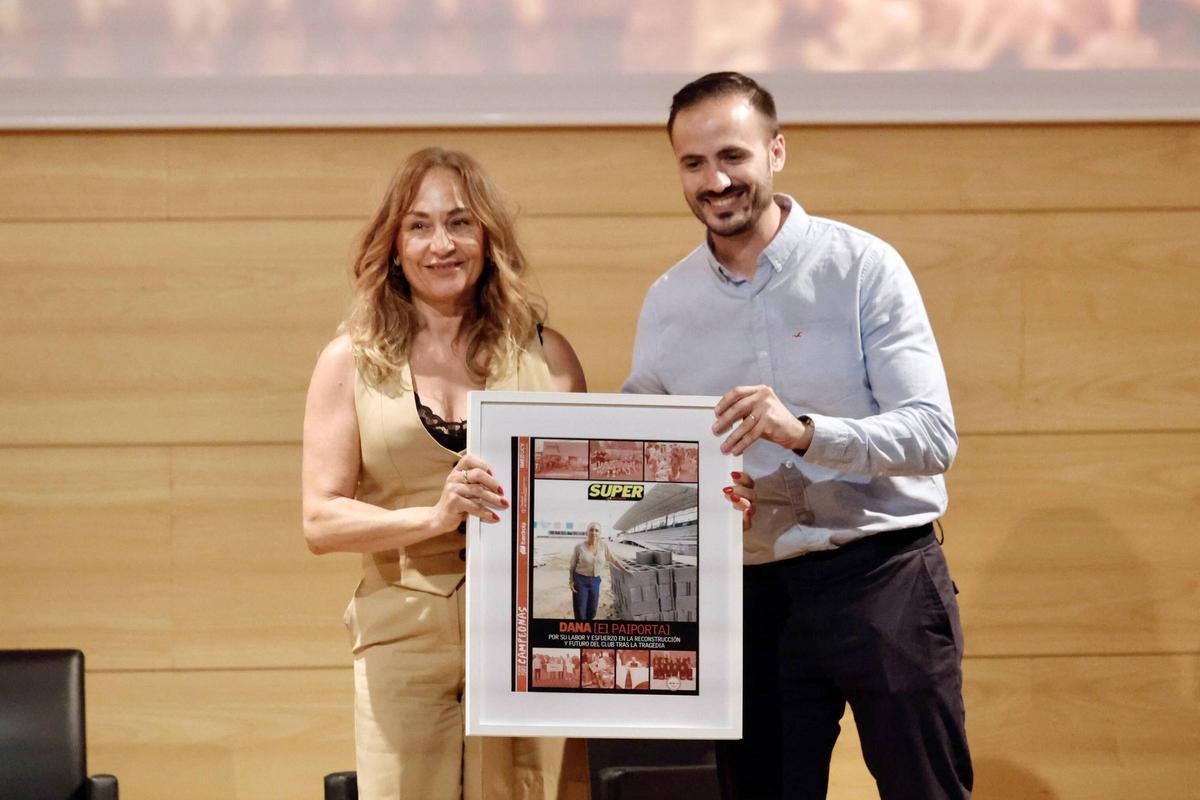 E1 Paiporta, uno de los clubes afectados por la riada recibió un reconocimiento por la presidenta del club, Yolanda Folguera .