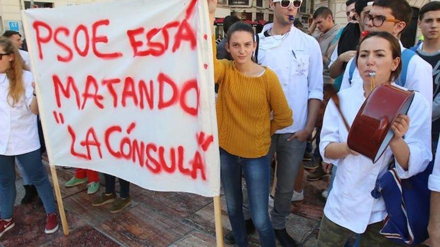 Protestas de alumnos y profesores de La Cónsula, La Fonda y el CIO de Mijas en la plaza del Obispo.