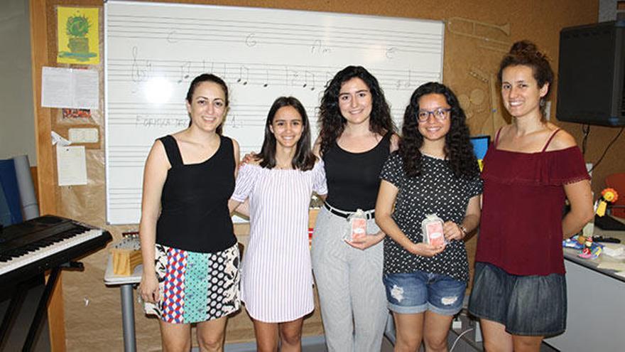 Profesoras y alumnas participantes en el proyecto de crear una canción educativa