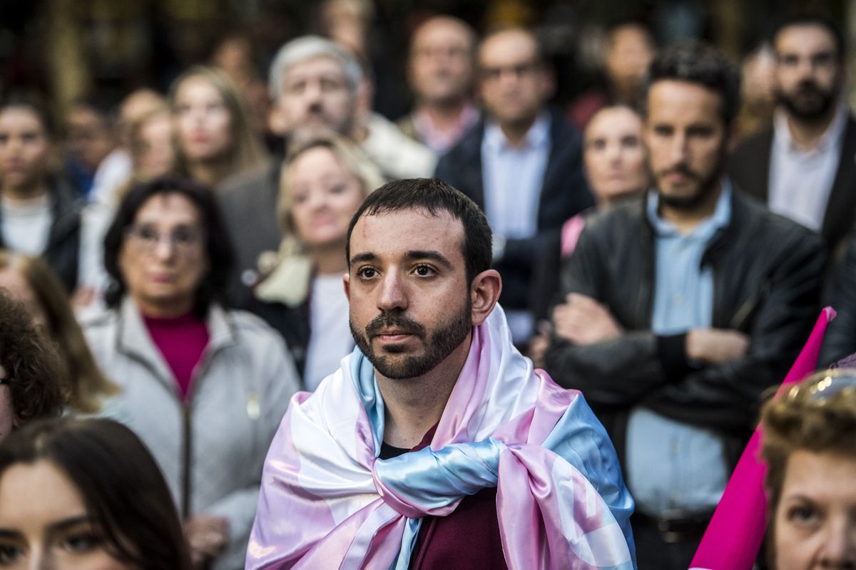 Fotogalería | Así fue la concentración en defensa de los derechos LGBTI en Cáceres