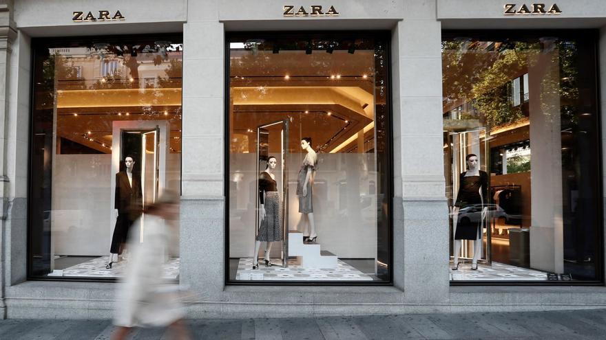 Una mujer pasa por delante del escaparate de una tienda de Zara en una calle de Madrid.  | // MARISCAL