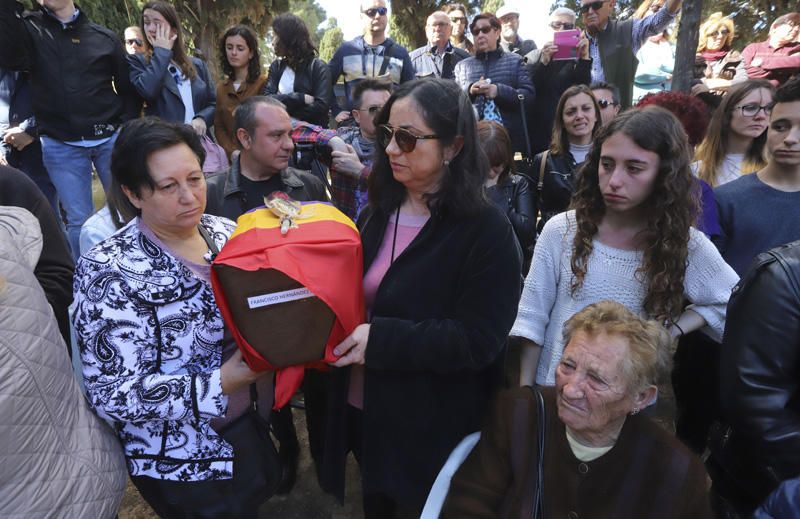 Entrega de los restos de los fusilados por el franquismo a sus familiares, en Paterna