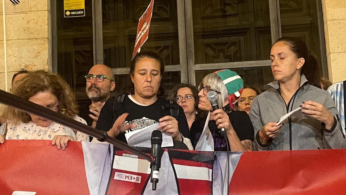 Al centro, Noelia Fontana, junto a las otras dos manifestantes.
