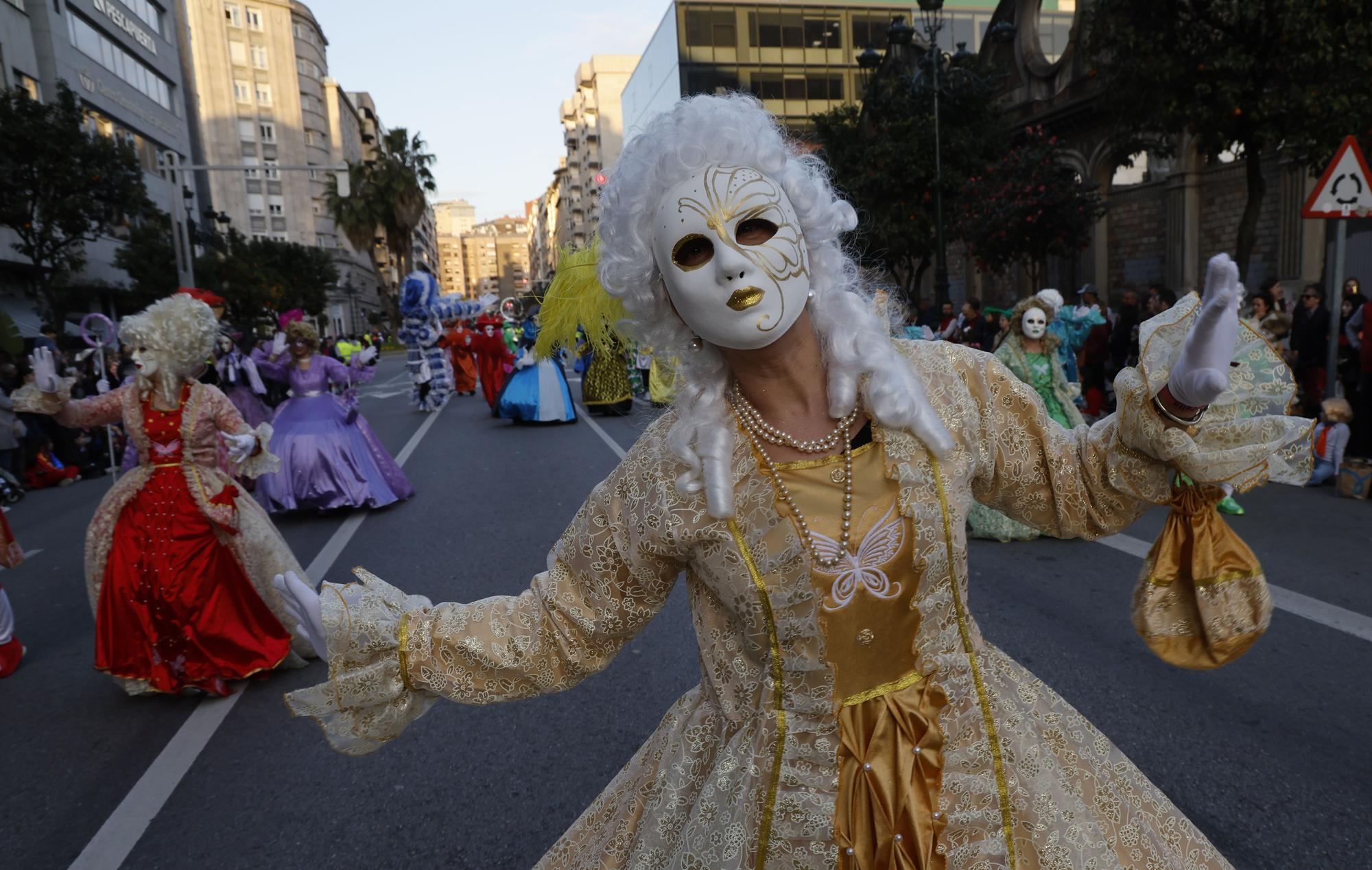 Máscaras, plumas y mucho brillo para disfrutar del fantástico mundo del entroido