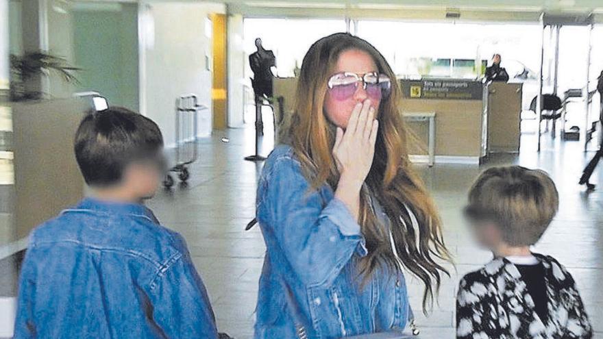 Shakira, junto a sus dos hijos, en el aeropuerto de Barcelona .   | // E.P.