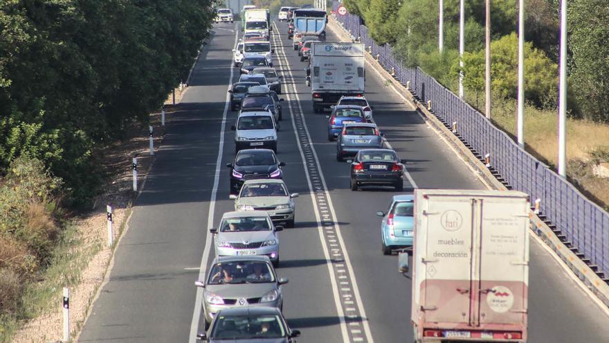 El vial registra retenciones a diario en Torrevieja.