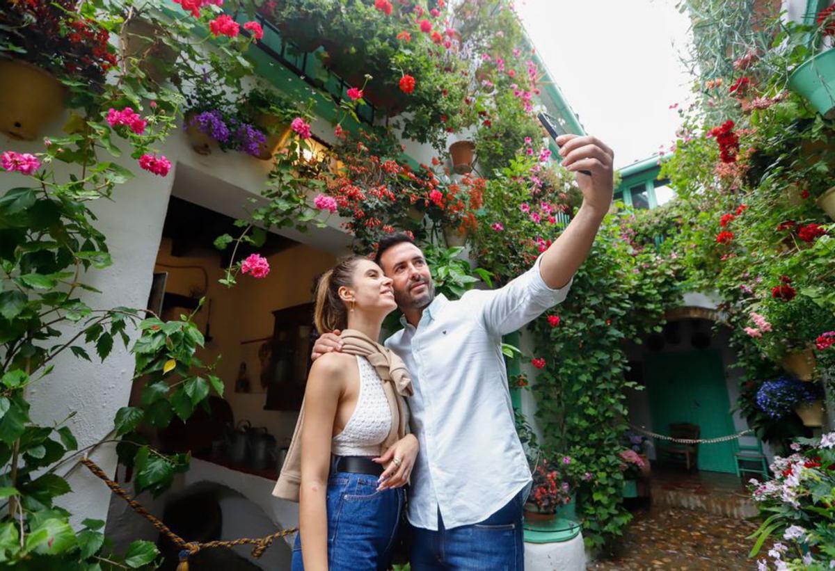 Una pareja se fotografía en el patio de San Basilio 42, en el Alcázar Viejo. | A.J.GONZÁLEZ/CHENCHO MARTÍNEZ/FRANCISCO GONZÁLEZ