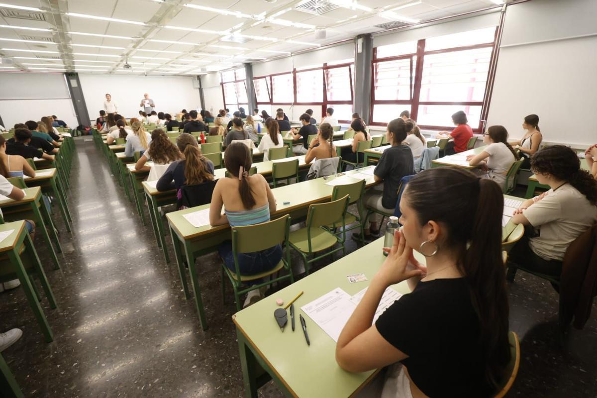 Estudiantes en el examen de la PAU de Historia de España, en la UPV