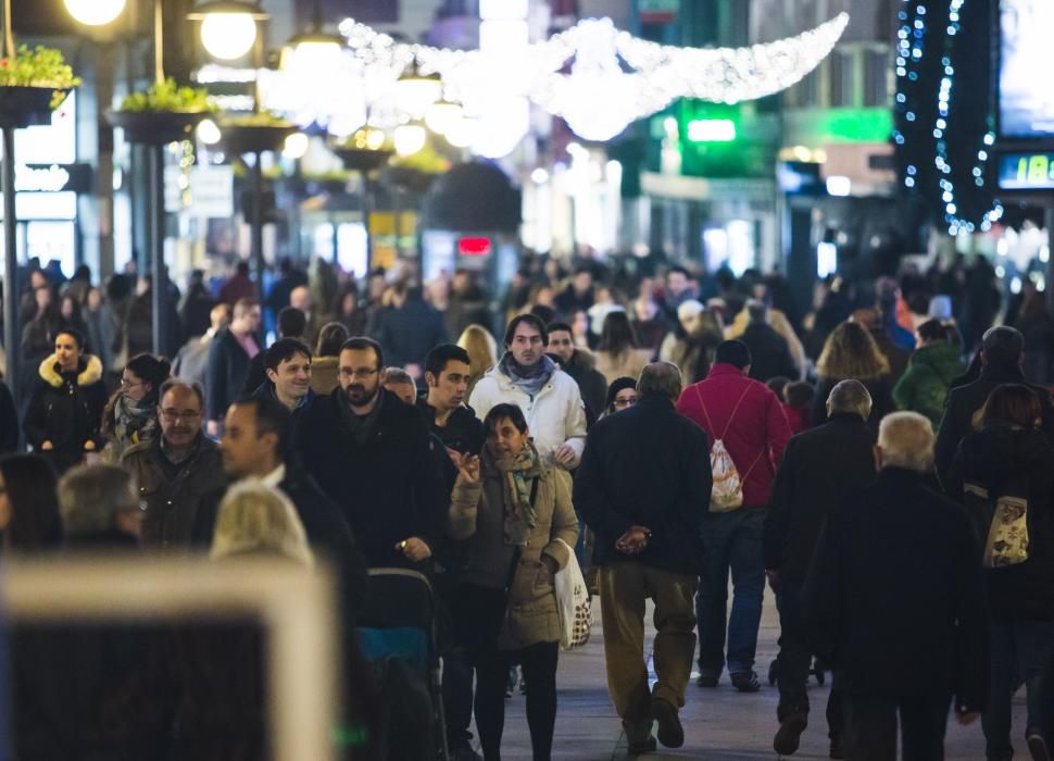 Día de compras navideñas en Oviedo y Gijón