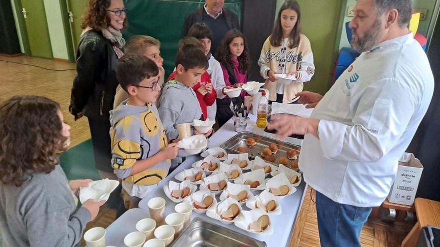 El colegio de Caión aprende a valorar el pescado