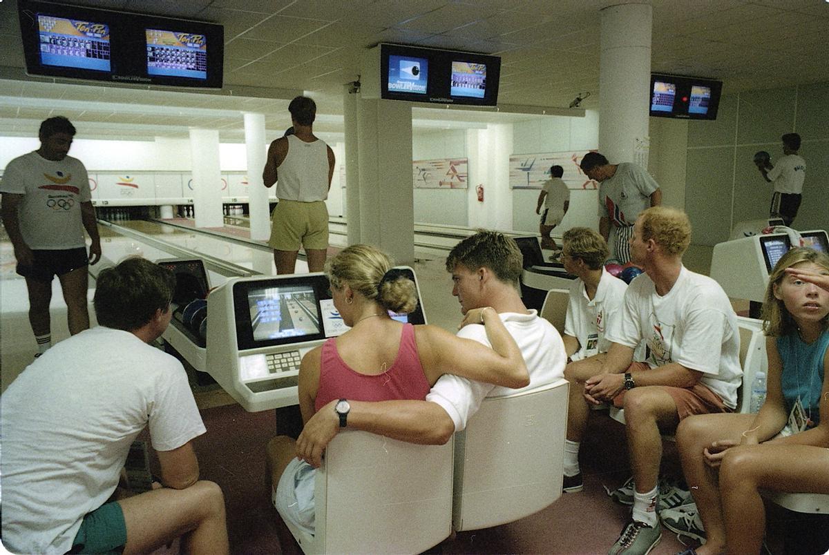 Ambiente de atletas en una sala recreativa de la Villa Olímpica, el 4 de julio de 1992