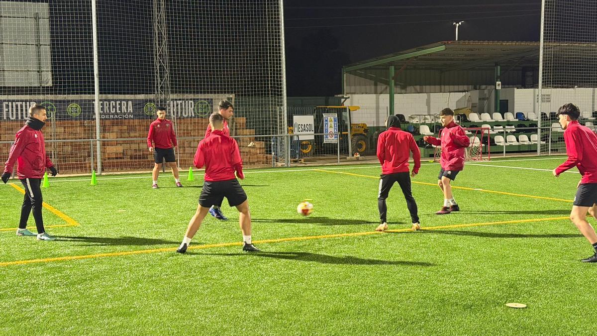 Los jugadores del Gévora se entrenan frente a las obras en el Municipal.