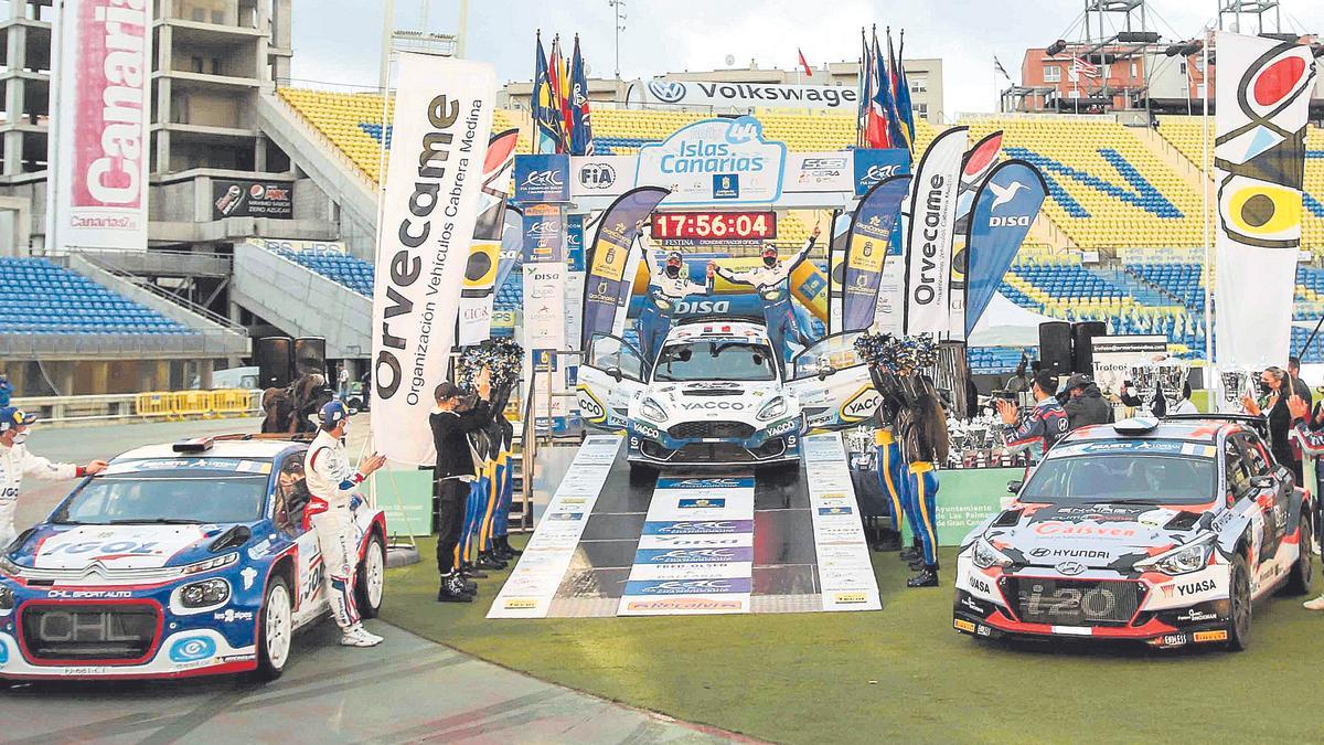 Los tres mejores equipos del Rally Islas Canarias se hacen la fotografía oficial en el podio del Estadio de Gran Canaria, ayer.