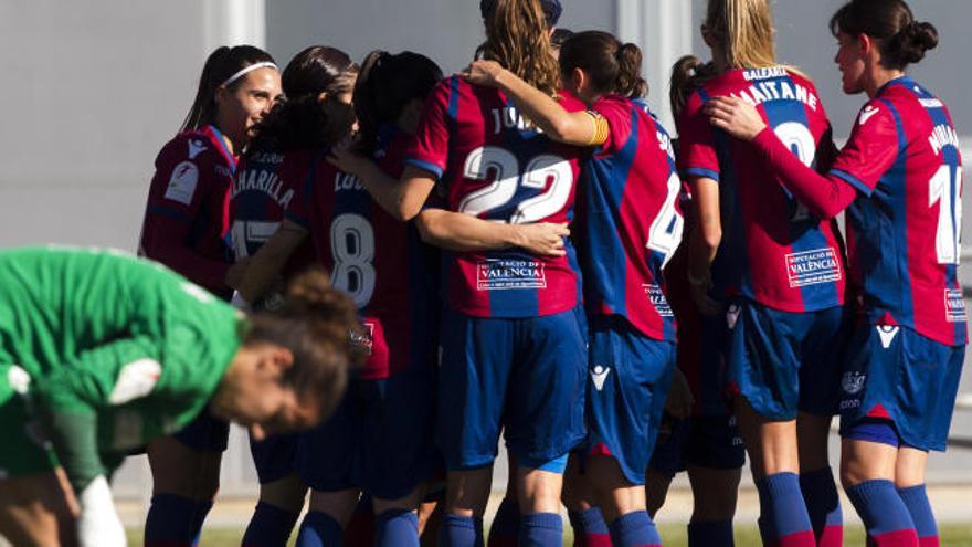 Celebración de un gol del Levante femenino ante el Athletic.