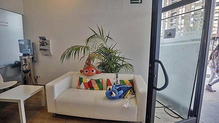 Puerta destrozada del centro de neurorrehabilitaciÃ³n de niÃ±os de la FundaciÃ³n Nemo tras el robo, ayer, de madrugada.