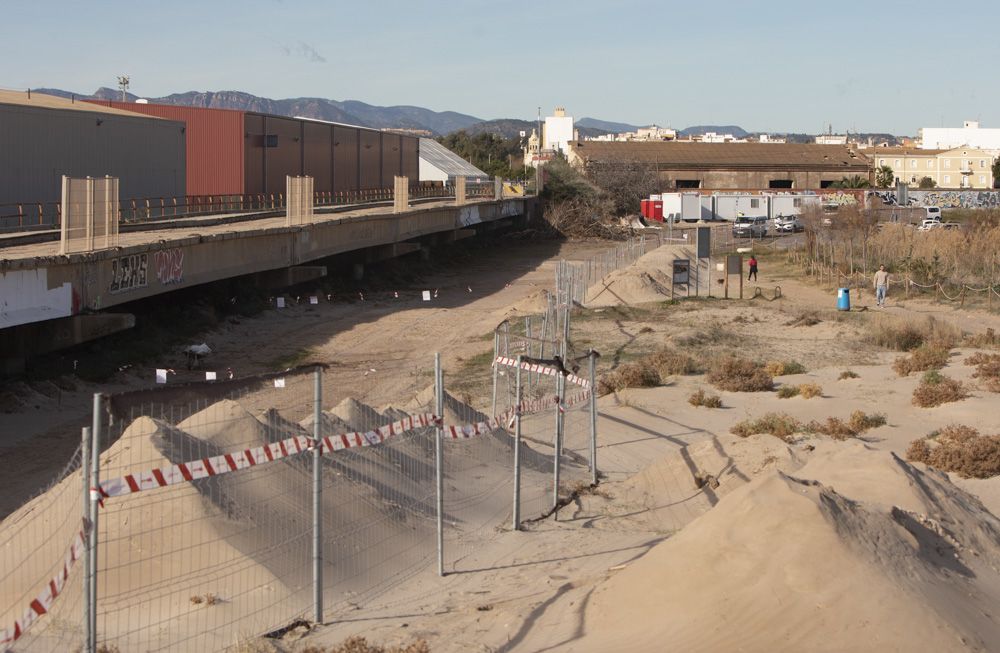 Avanzan los trabajos para desmantelar el Pantalán del Port de Sagunt.