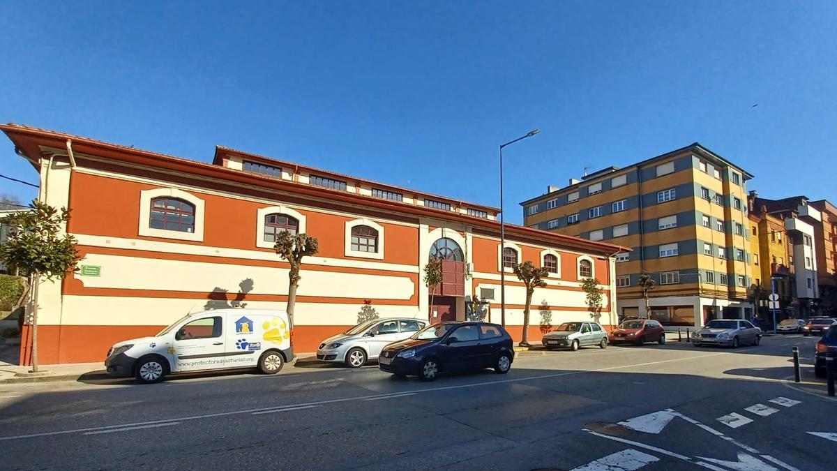 Edificio de la antigua plaza de abastos de Posada, hoy sede de la Escuela Municipal de Música.