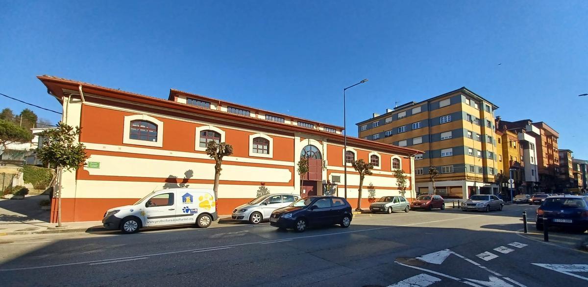 Edificio de la antigua plaza de abastos de Posada, hoy sede de la Escuela Municipal de Música.