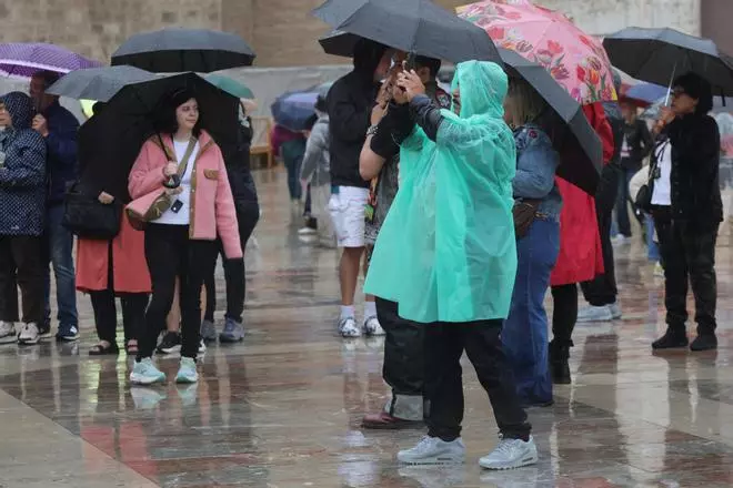 La lluvia sorprende a cientos de turistas el fin de semana de la Virgen en València