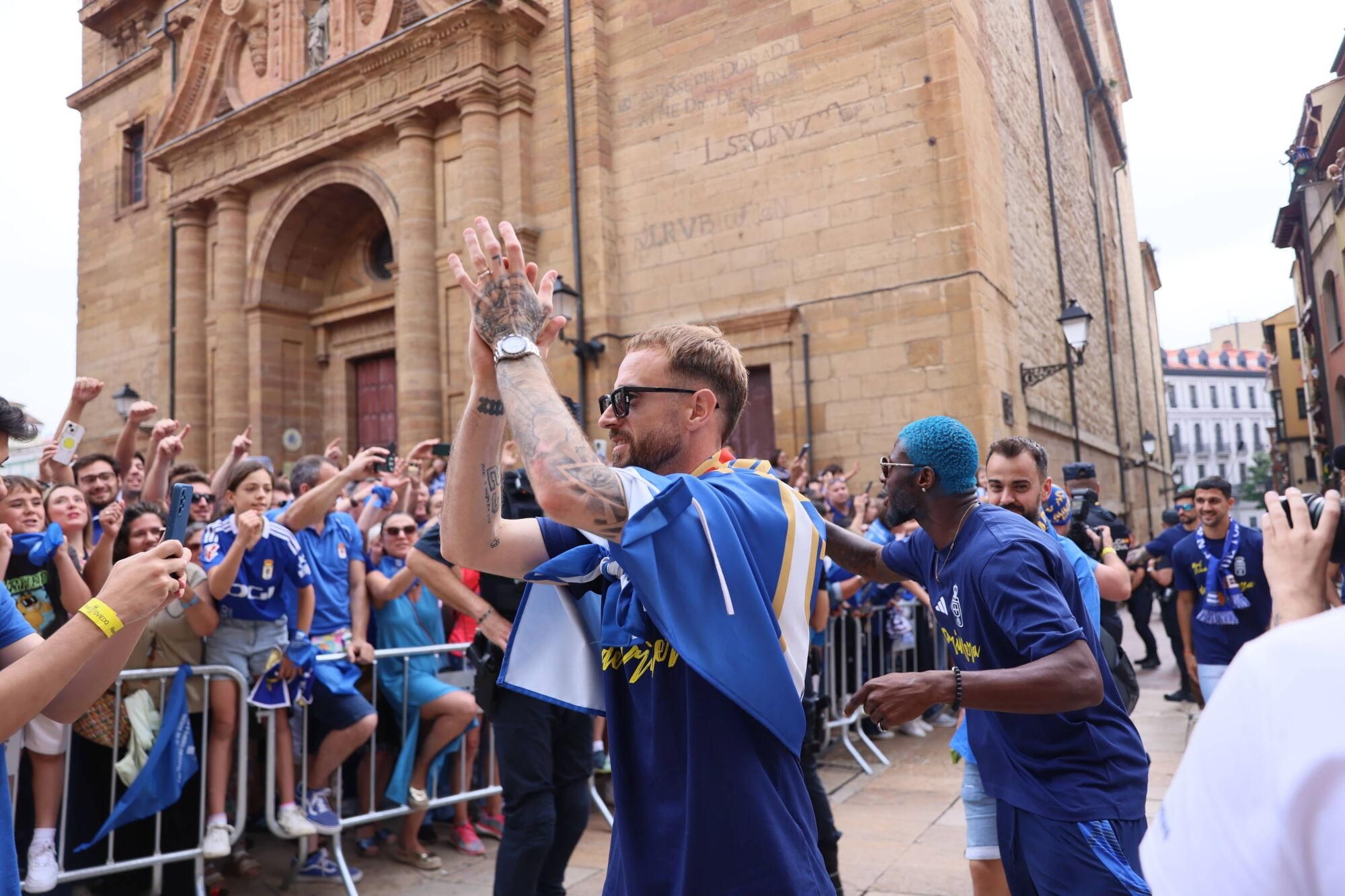 Locura azul en las calles de Oviedo para celebrar el ascenso del equipo a Primera División