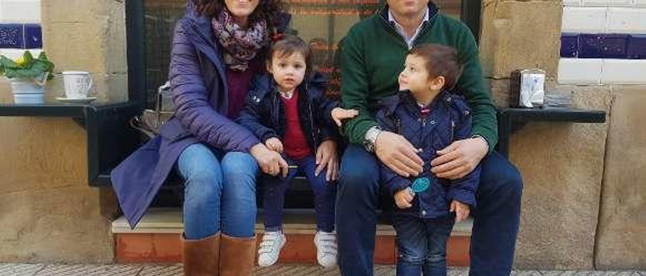 El técnico con su mujer, Aquilina Cortina, y sus hijos Antonella y Mateo.