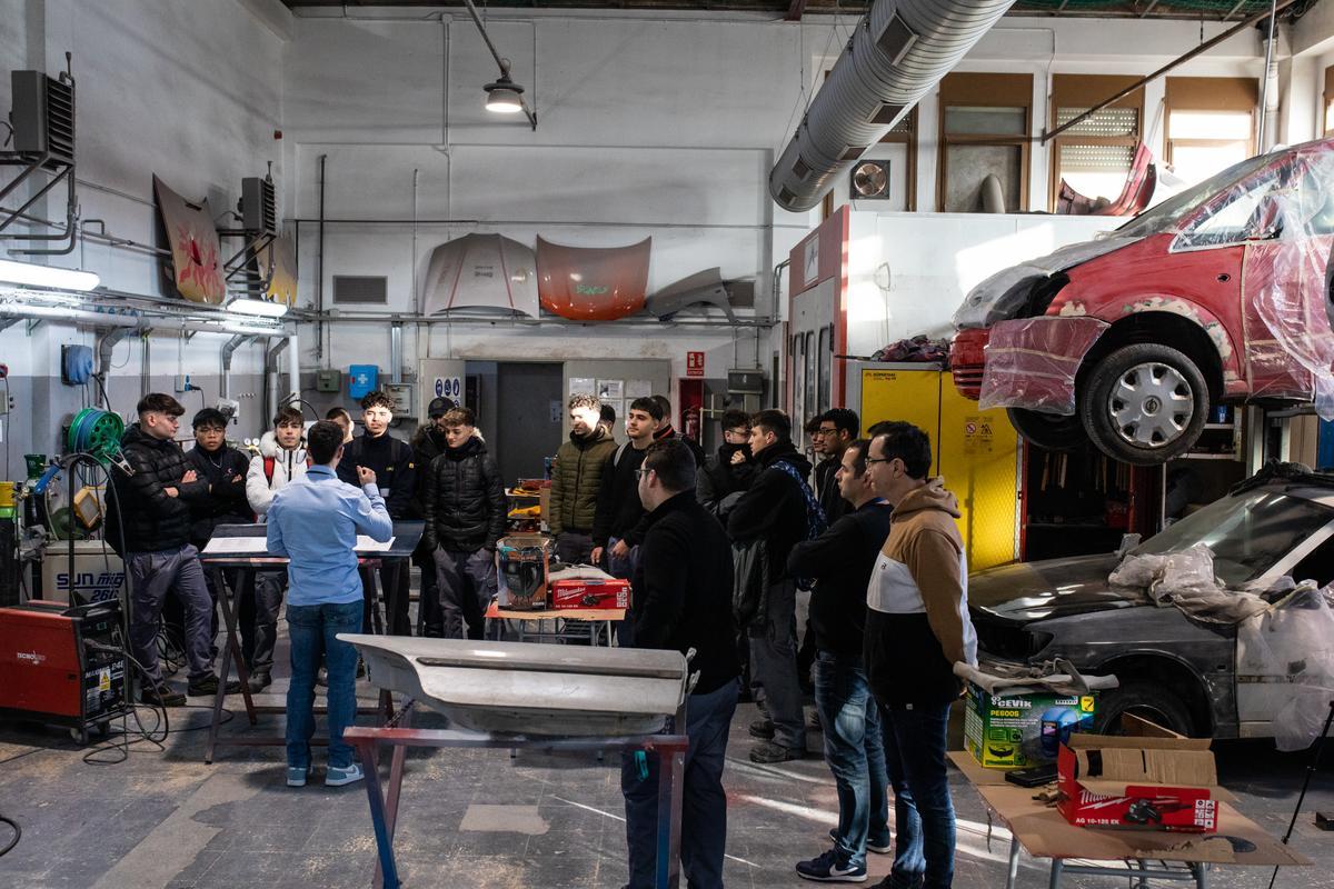 Participantes en el certamen Pompeu Skills, este viernes en el instituto Pompeu Fabra de Badalona.